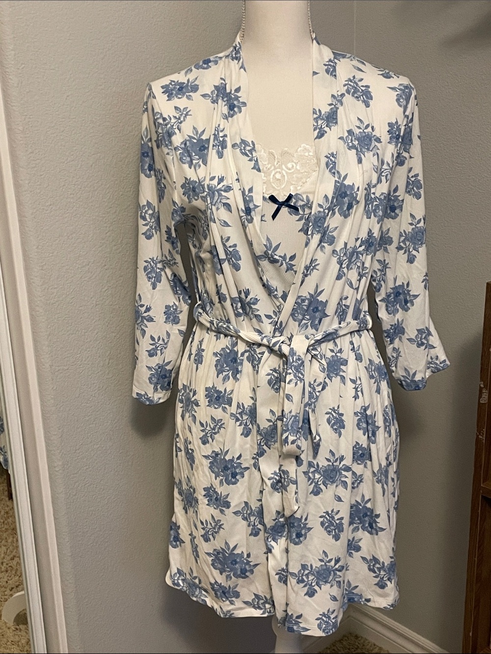 Women’s Floral Robe and Chemise Set - White with Blue Floral